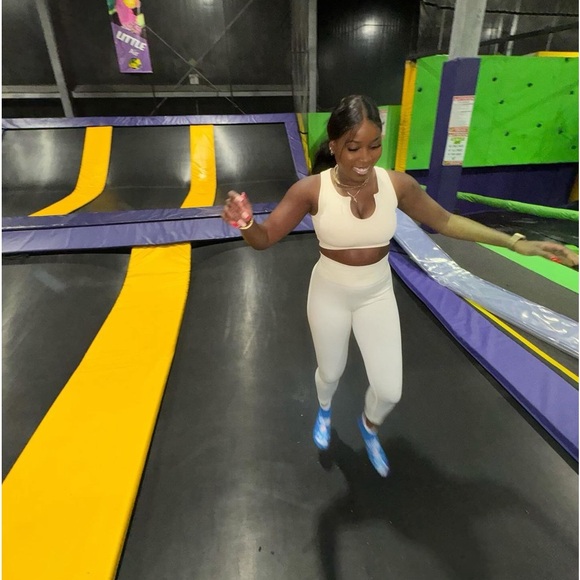 Two piece off white spandex gym set - Picture 3 of 3